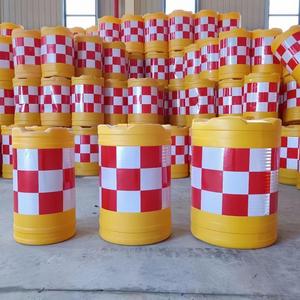 Barreras de seguridad redondas de plástico rellenables con agua Daehee Transportation para la construcción de carreteras municipales - Product Image 1