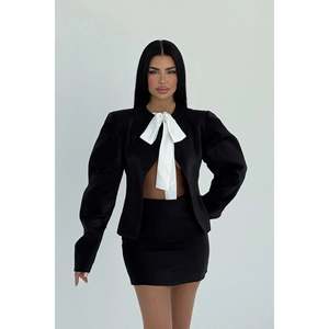 Traje Formal Negro con Decoración de Botones y Falda - Product Image 3