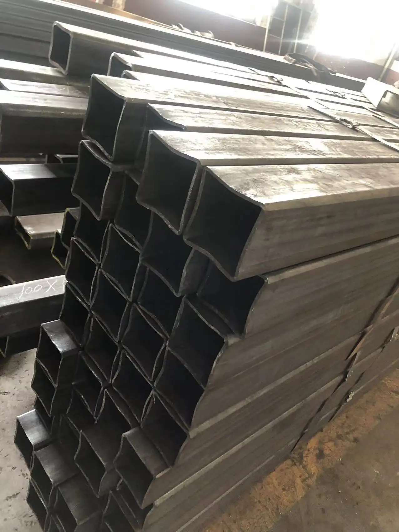Yüksek kaliteli siyah kare boru demir dikdörtgen boru kaynaklı inşaat için galvanizli kare çelik borular