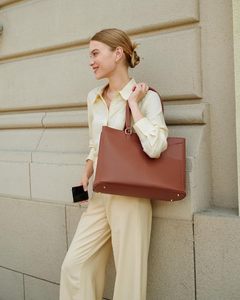 Sac fourre-tout pour ordinateur portable en <span class=keywords><strong>cuir</strong></span> PU imperméable de 15.6 pouces pour femmes mallette de travail de bureau avec étui en tissu PC fermeture à glissière marron - Product Image 6