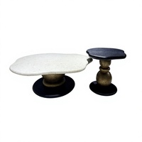 Ensemble de tables basses gigognes architecturales sculpturales, plateforme étendue avec pièce d'appoint, panneau foncé, intérieur moderne