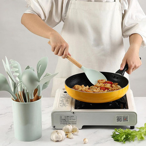 طقم أدوات مطبخ من السيليكون مكون من 12 قطعة مع مقابض خشبية - إكسسوارات وأدوات طبخ - Product Image 5