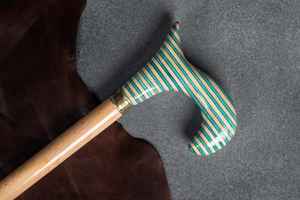 Bastón de Resina y Madera Premium con Empuñadura Ergonómica que Ofrece Comodidad y Uso Duradero para Personas Mayores - Product Image 3