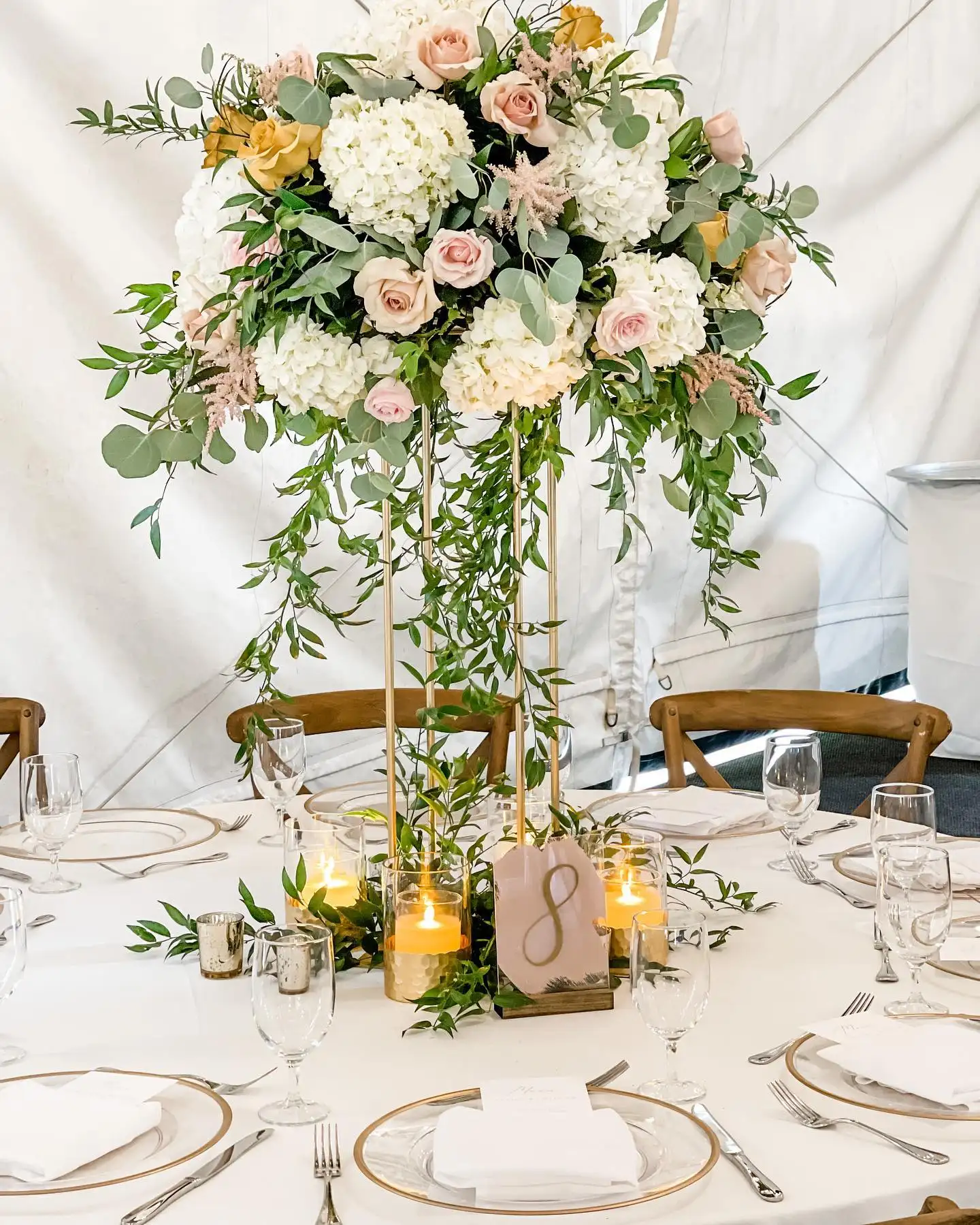 カスタマイズされたパーティーの装飾は結婚式のセンターピースのためのバラ牡丹シルクテーブルの装飾造花ボールを支持します