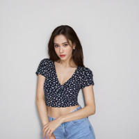 T-shirt court en maille florale pour femme, col en V, manches courtes, coupe ajustée, décontracté, respirant, anti-boulochage, idéal pour l'été