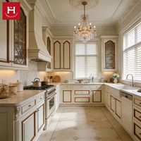 Ensemble d'armoires de cuisine en bois massif français HAPPY HOUSES avec comptoir en marbre en U et évier, finition style panneau de bois classique pour villa