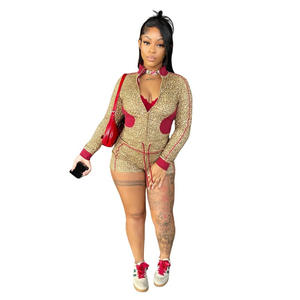 طقم نسائي جديد من قطعتين بتصميم عصري وجذاب، بلوزة بأكمام طويلة وياقة عالية مع تطريز، وشورت كاجوال - Product Image 2