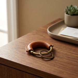 Porte-clés personnalisé minimaliste en cuir véritable avec accessoires argentés de qualité supérieure pour cadeau promotionnel - Product Image 2