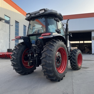 รถแทรกเตอร์ 120 แรงม้า ขับเคลื่อน 4 ล้อ พร้อมปั๊มน้ำ PTO ระบบเกียร์ขับเคลื่อน พร้อมเครื่องยนต์และชุดเกียร์ อุปกรณ์เสริมสำหรับรถแทรกเตอร์แบบกำหนดเองได้ - Product Image 5