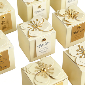 Boîtes à bonbons en papier beige personnalisées en gros avec logo, taille et couleur au choix, élégantes boîtes cadeaux pour <span class=keywords><strong>mariage</strong></span> avec étiquette fleur 3D - Product Image 1