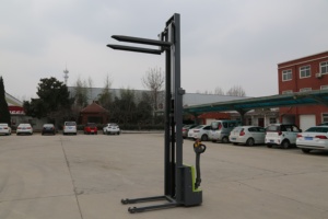 Gerbeur électrique 1,5 tonne, mât à trois étages, batterie au plomb-acide, pneus pleins, utilisation en intérieur, usine de fabrication - Product Image 6