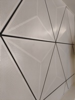 Tuile métallique triangulaire perforée 3D, panneau géométrique convexe blanc pour la décoration de salles d'exposition et de bureaux