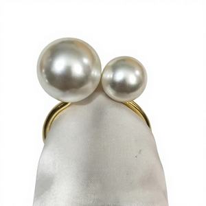 Anneaux de serviette en métal design pour table de mariage, décoration de table de luxe écologique avec couleurs personnalisées - Product Image 1