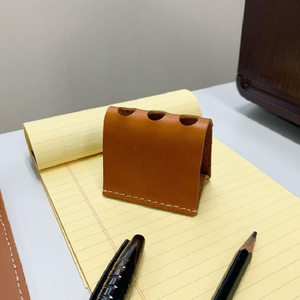 Porte-stylo en cuir créatif et élégant, ornement de bureau de style nordique, boîte de rangement pour crayons et stylos, fournitures de bureau coréennes. - Product Image 2