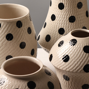 Vase en céramique moderne et épuré, motif à pois, ornement créatif, décoration douce pour vitrine, cloison de présentation, porcelaine - Product Image 4