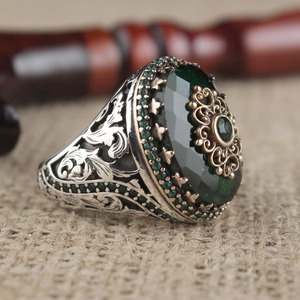Anello da Uomo Stile Vintage con Accento Verde, Design Classico - Product Image 3
