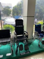 Médical Pliable En Acier Inoxydable Chromé Désactiver Personnes Âgées Mobile Toilette Mobile Transfert Ascenseur Commode Chaise Avec Roulette