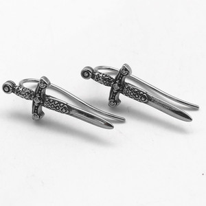 Pendientes con clip en forma de espada yunnique, diseño geométrico de acero inoxidable 316, regalo para parejas - Product Image 1