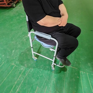 Chaise de toilette portable et détachable pour personnes âgées avec roulettes, convertible en chaise de douche et de toilette, déambulateur pliable multifonctionnel - Product Image 2