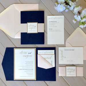 Invitation de mariage personnalisée élégante en bleu marine avec pochette pliée et enveloppe à bande rose - Product Image 5