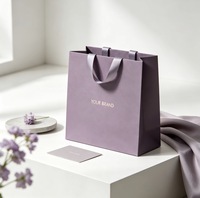 Sac cadeau en papier violet poussiéreux personnalisé avec poignée en ruban de satin, logo de marque imprimé en feuille d'or pour l'emballage de cadeaux de luxe