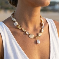 Nouveau Collier de style international pour femme, multicouche, massif, en alliage doré, avec perles imitation perle, perles en forme d'étoile de mer et coquillages, style Europe-Amérique, de niche