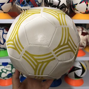 Ballon de football professionnel en PVC taille 5 pour l'entraînement et les matchs, vente en gros directe usine - Product Image 2
