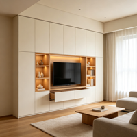 Meuble TV mural sur mesure blanc crème avec étagères ouvertes et éclairage LED pour projets de personnalisation de salons de style crème