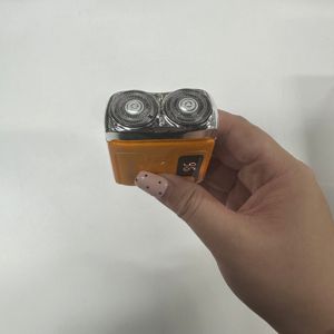 เครื่องโกนหนวดไร้สายขนาดเล็กพกพาสำหรับผู้ชาย ใบมีดสแตนเลส กันน้ำ IPX5 ชาร์จผ่าน USB สำหรับใช้ในบ้านและรถบ้าน - Product Image 6