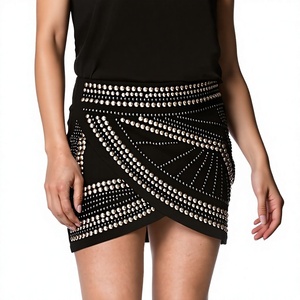 Mini-jupe asymétrique noire cloutée pour femme, design géométrique, tenue de club sexy, décorée de rivets, tissu extensible - Product Image 1