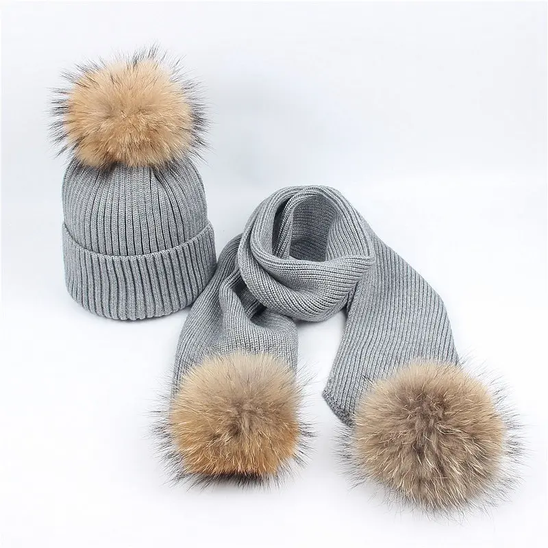 Chapéus pom pom para bebês, gorro de inverno com fornecimento de fábrica, chapéu e lenço de pele de guaxinim real, conjunto para crianças e pais, baixo preço, 2024