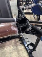 Équipement d'entraînement de force pour les fessiers, appareil d'entraînement des hanches, adapté à l'entraînement des fessiers maximaux, des ischio-jambiers et des muscles du tronc.