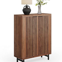 Meuble à chaussures sur mesure en bois rétro avec portes à lattes, grand rangement, étagère haute pour entrée de couloir