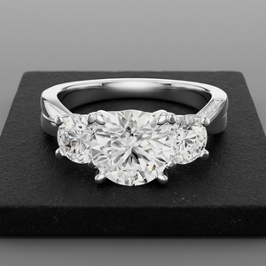 แหวนเพชรทรงกลม E VVS2 IGI Certified Lab Grown Diamond สามเม็ด สำหรับงานหมั้น งานแต่งงาน ของขวัญวันครบรอบ ทำจากทองคำแท้ 14K สำหรับทั้งชายและหญิง - Product Image 1