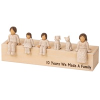 Moments de famille chaleureux capturés dans cet ensemble de figurines charmantes, idéal pour les cadeaux sur le thème de la famille, les cadeaux de déménagement et les cadeaux commémoratifs