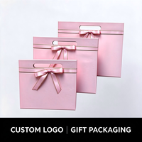 Sac à main portable en satin rose de luxe avec nœud, boîte cadeau pliable triangulaire magnétique, logo personnalisé pour l'emballage de cadeaux d'anniversaire ou de mariage