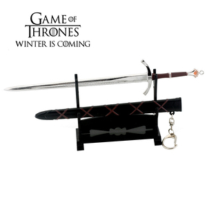 Vente en gros achat direct 22cm porte-clés <span class=keywords><strong>de</strong></span> décoration artisanale en métal pour <span class=keywords><strong>Game</strong></span> <span class=keywords><strong>of</strong></span> <span class=keywords><strong>Thrones</strong></span> Dawn Sword avec gaine produit porte-clés - Product Image 1
