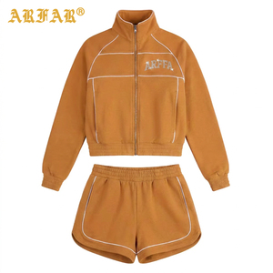 Ensemble 2 pièces personnalisé avec logo en strass pour femme, streetwear, veste multicolores contrastées avec passepoil et short taille élastique, survêtement - Product Image 2