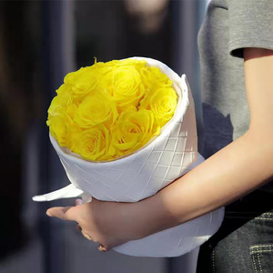 Bouquet de roses séchées, fleurs éternelles, cadeau pour la fête des mères, cadeau d'anniversaire pour fille, cadeau pour la Saint-Valentin, art floral éternel - Product Image 1