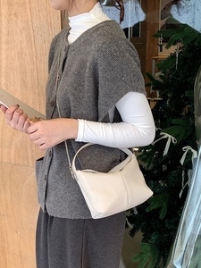 Vegetable Tanned Cowhide Genuine Leather Pillow <b>Lunch</b> Box <b>Bag</b> 2026 New Simple Vintage Style Chain Magnetic Closure Handbag - Product Image 3