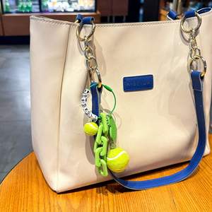 Venta al por mayor de zapatos de tela de tenis en forma de corazón deportes bádminton colgante llavero mochila accesorios para novias o parejas - Product Image 4