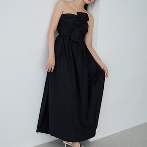 Robe longue plissée sans bretelles couleur unie avec fleurs en relief, design de niche 2026 - Product Image 5