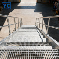 Escalier flottant droit durable de style industriel avec garde-corps en métal, escalier en acier extérieur