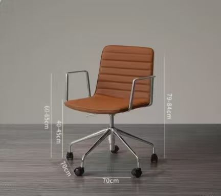 Silla marrón con asa plateada.