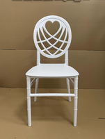 Chaise Chiavari Dorée Événement Tifany, Chaise en Résine Blanche pour Extérieur, Types de Meubles d'Hôtel, Chaise de Mariage en Gros avec Coussins
