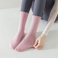 Chaussettes de Pilates OEM personnalisées en stock – Créez vos propres chaussettes à volants pour filles, antidérapantes et personnalisables pour le yoga