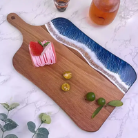 Gadgets innovants, planche à découper multifonction en bois d'acacia et résine époxy à effet vague océanique, avec poignée confortable pour les outils de cuisine