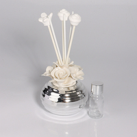 Le diffuseur d'huiles essentielles en céramique pour l'intérieur, avec fleurs, est le meilleur choix de cadeau.