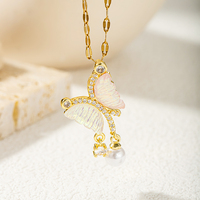 Collier pendentif papillon doré étincelant Erene avec perle et ailes irisées turquoise pavé, bijou fantaisie pour femme, cadeau