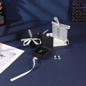 Caja de Anillos de Terciopelo Rectangular de Lujo con Logotipo Personalizado para Boda, Caja de Anillos de Compromiso de Color Sólido con Doble Ranura |   Estuche de Regalo para Propuesta de Matrimonio - Product Image 4